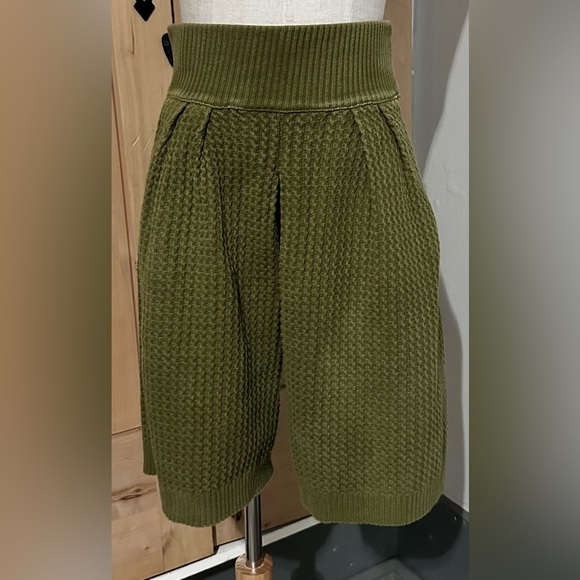 Divine Knits by Judit Olive Green Cable Knit Shorts – Cozy Fall Style 🍂 - Picture 3 of 6